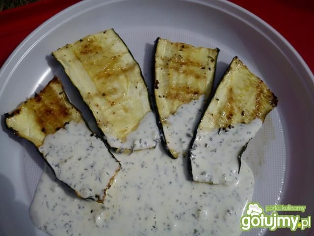 Grillowana cukinia z sosem czosnkowym Grillowana cukinia z sosem czosnkowym
