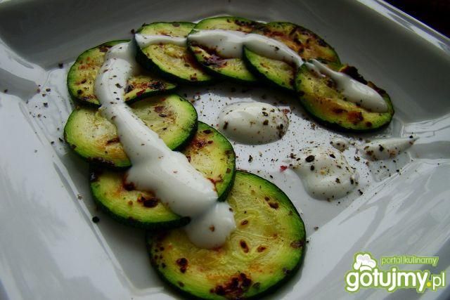 Grillowana cukinia  z sosem czosnkowym 