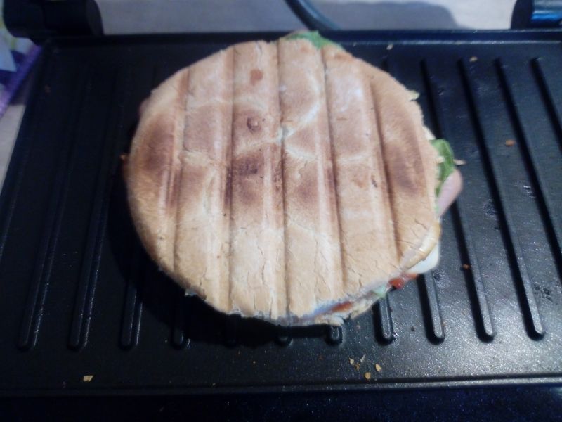 Grillowana kajzerka z grillowanymi parówkami