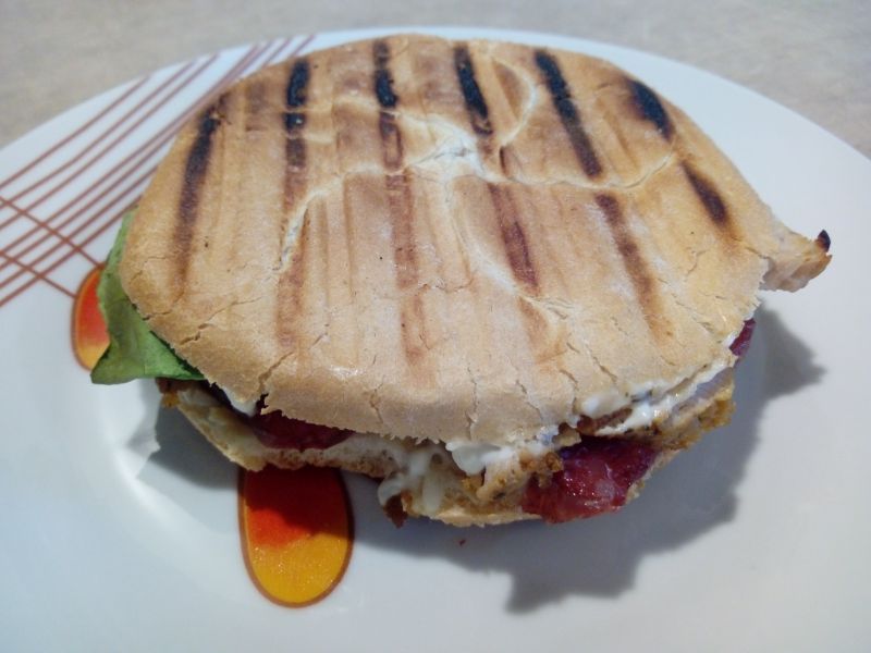 Grillowana kajzerka z wieprzowiną  Grillowana kajzerka z wieprzowiną