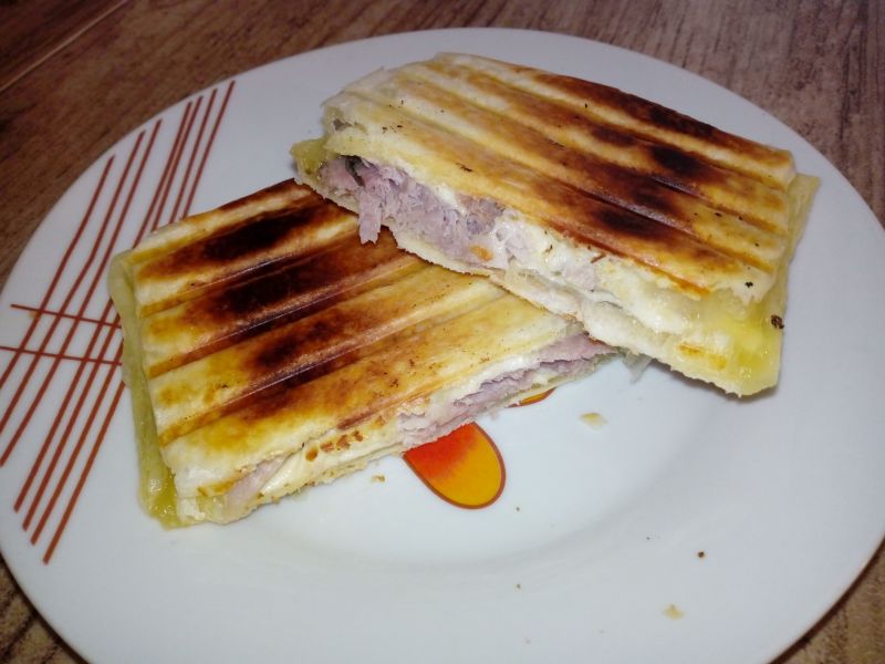 Grillowana kanapka z ciasta francuskiego