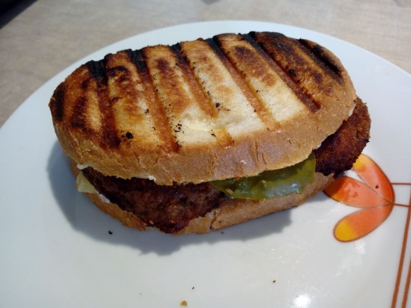 Grillowana kanapka z mielonym Grillowana kanapka z mielonym