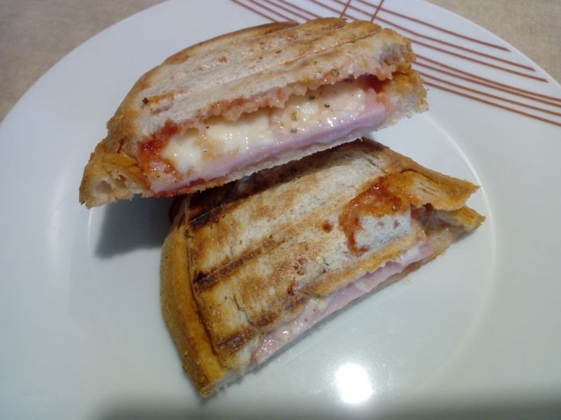 Grillowana kanapka z szynką i mozzarellą Grillowana kanapka z szynką i mozzarellą