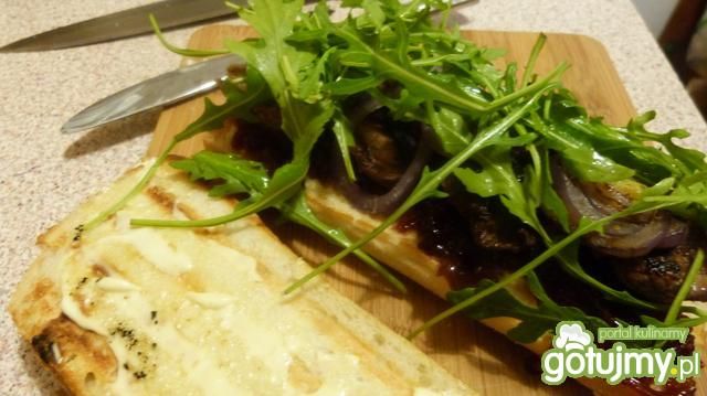 Grillowana kanapka z wołowiną i chutney  Grillowana kanapka z wołowiną i chutney