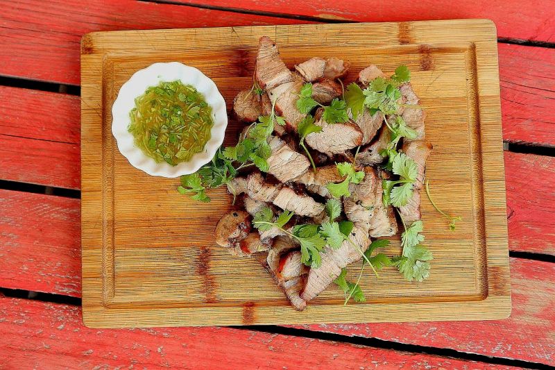 Grillowana karkówka z dressingiem nouc cham Grillowana karkówka z dressingiem nouc cham