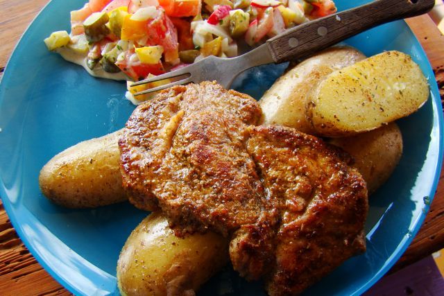 Grillowana karkówka z młodymi ziemniakami   Grillowana karkówka z młodymi ziemniakami