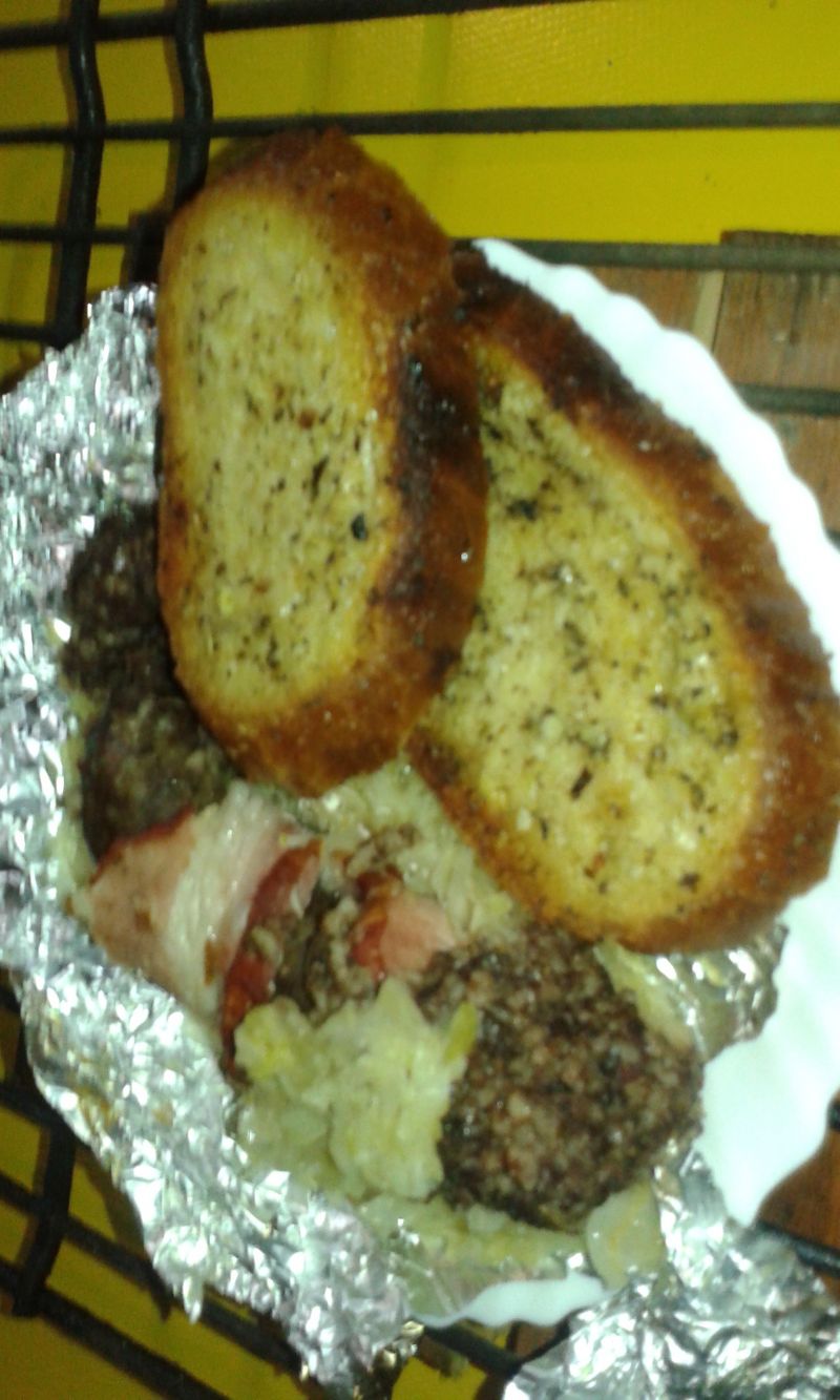 Grillowana kaszanka otulona boczkiem w kapuście