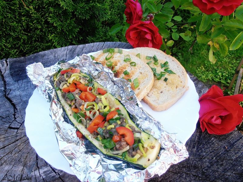 Grillowana kaszanka w cukinii z warzywami Grillowana kaszanka w cukinii z warzywami