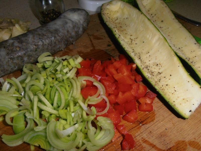 Grillowana kaszanka w cukinii z warzywami