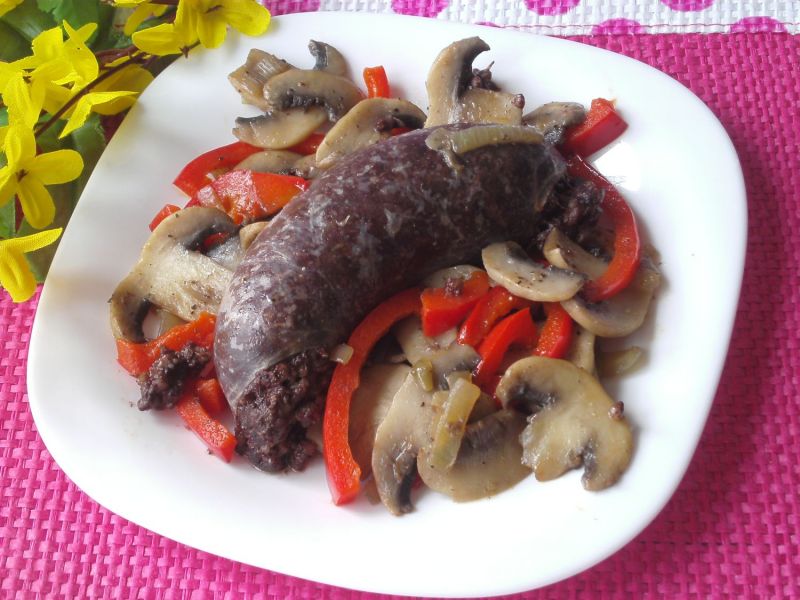 Grillowana kaszanka w pieczarkami i papryką Grillowana kaszanka w pieczarkami i papryką