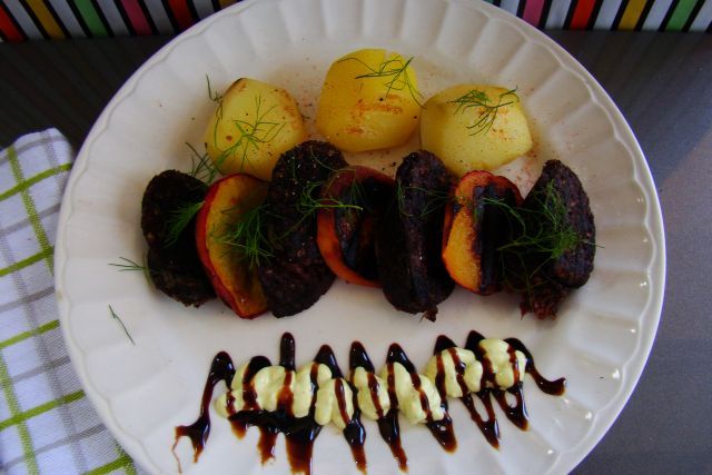 Grillowana kaszanka z nektarynką Grillowana kaszanka z nektarynką