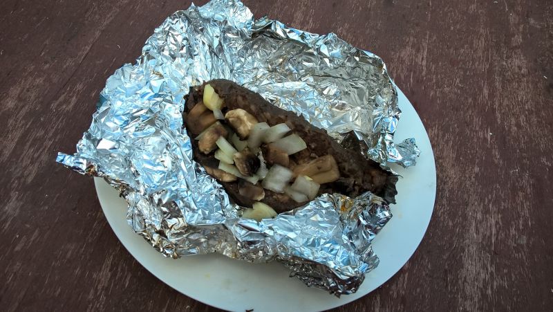 Grillowana kaszanka z pieczarkami i cebulą