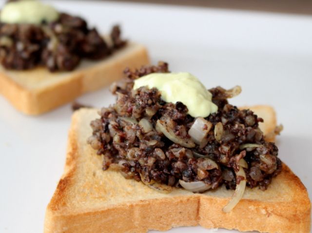 Grillowana kaszanka z remuladą duńską Grillowana kaszanka z remuladą duńską