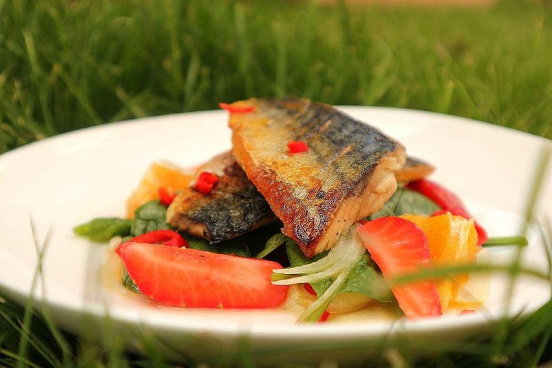 Grillowana makrela na szpinaku z truskawkami  Grillowana makrela na szpinaku z truskawkami