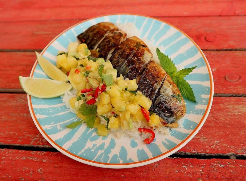 Grillowana makrela pachnąca kolendrą z salsą