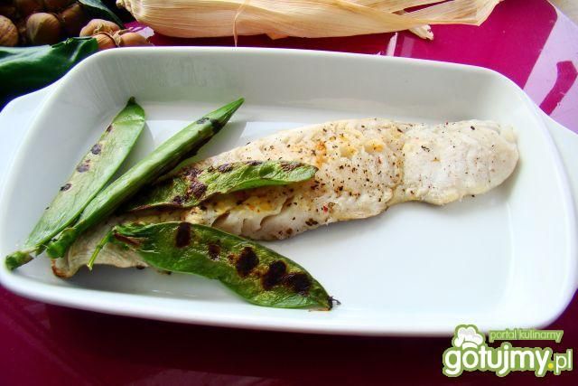 Grillowana miruna z groszkiem cukrowym  Grillowana miruna z groszkiem cukrowym