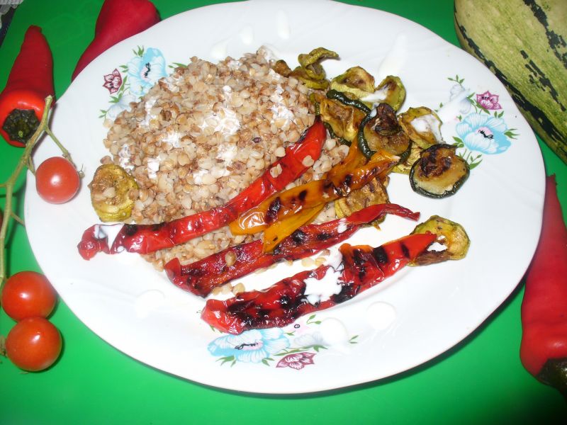 Grillowana papryka,cukinia podana z kaszą gryczaną
