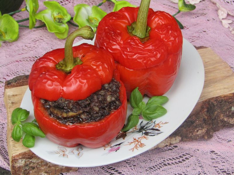 Grillowana papryka wypełniona kaszanką i pieczarką