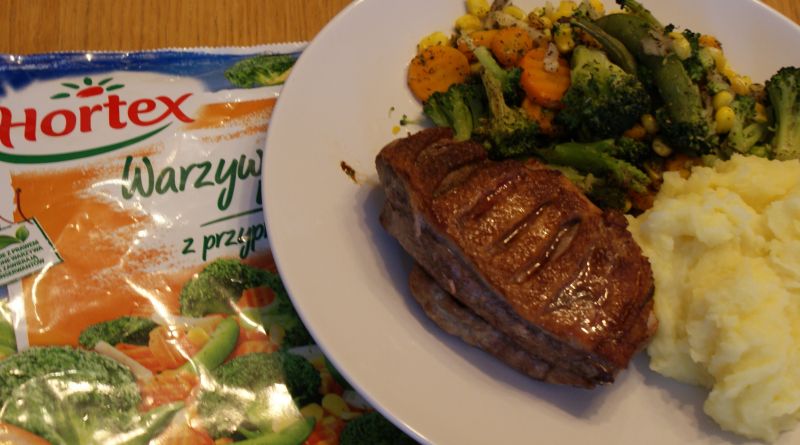 Grillowana pierś kaczki z puree i warzywami Grillowana pierś kaczki z puree i warzywami