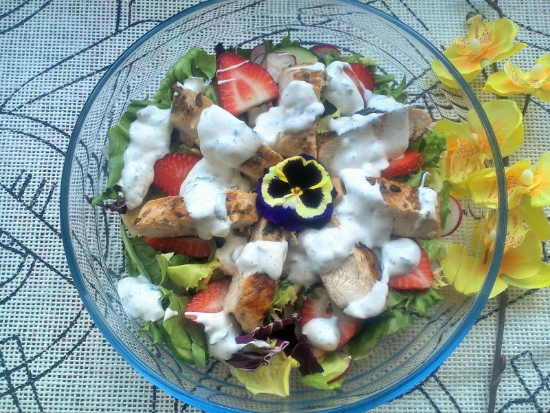 Grillowana pierś kurczaka na sałatce z rzodkiewką