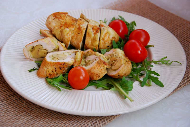 Grillowana pierś kurczaka z rukolą i pomidorkami