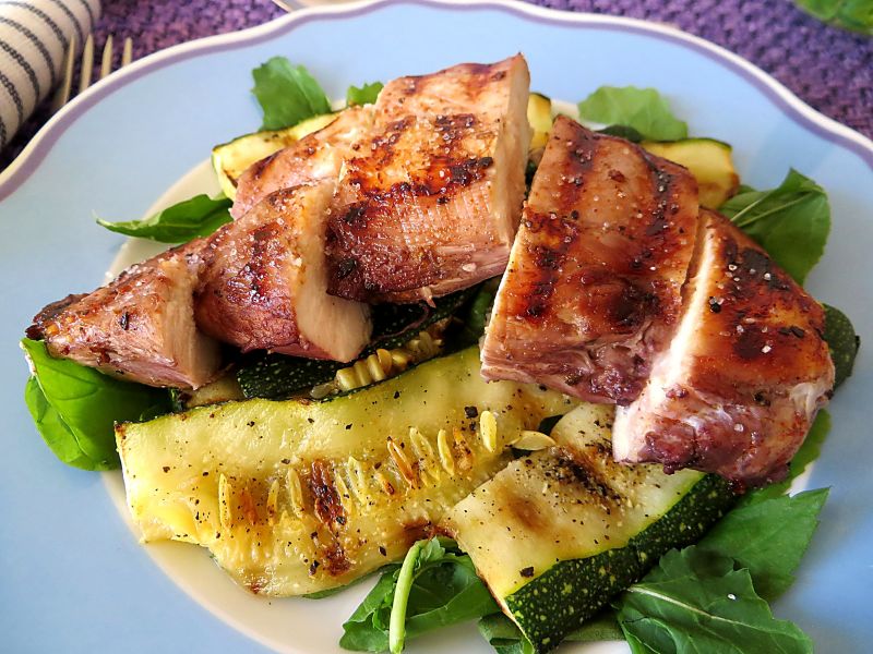 Grillowana pierś w czerwonym winie na cukinii