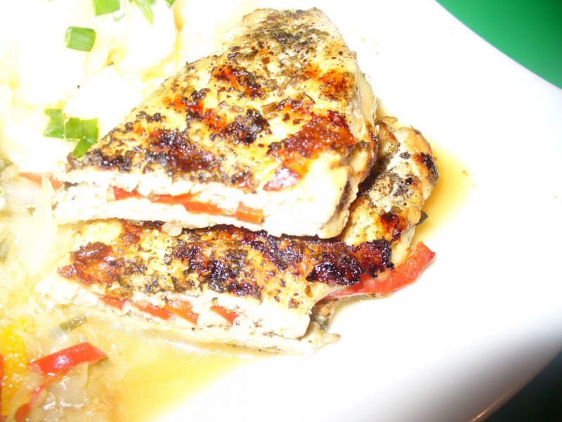 Grillowana pierś z indyka nadziewana papryką Grillowana pierś z indyka nadziewana papryką