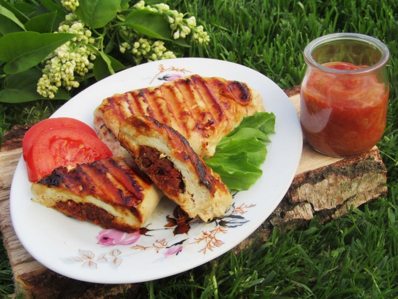 Grillowana pierś z kurczaka z suszonymi pomidorami Grillowana pierś z kurczaka z suszonymi pomidorami