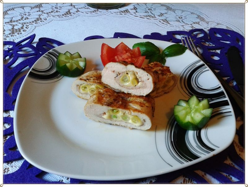 Grillowana pierś z szynką, serem i fasolką  Grillowana pierś z szynką, serem i fasolką