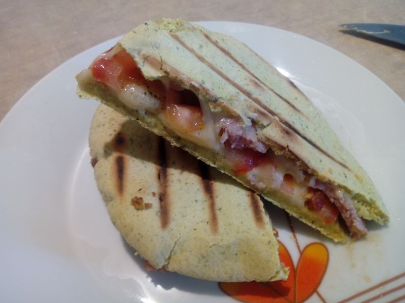 Grillowana pita z kiełbasą