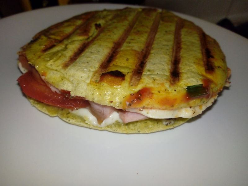 Grillowana pita z parówką i mozzarellą