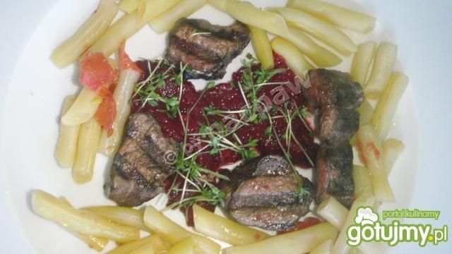 Grillowana polędwiczka z dzika z ćwikłą Grillowana polędwiczka z dzika z ćwikłą