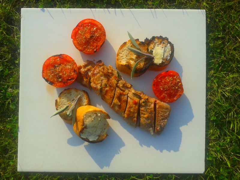 Grillowana polędwiczka z pomidorami i grzankami Grillowana polędwiczka z pomidorami i grzankami