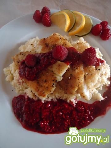 Grillowana ryba z sosem malinowym Grillowana ryba z sosem malinowym