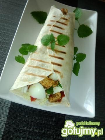 Grillowana tortilla z jajkiem i melisą 