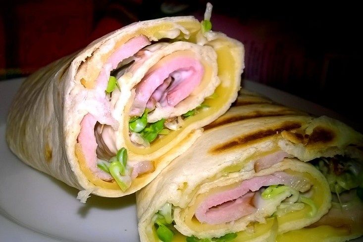 Grillowana tortilla z kiełkami, sosem i wędliną Grillowana tortilla z kiełkami, sosem i wędliną