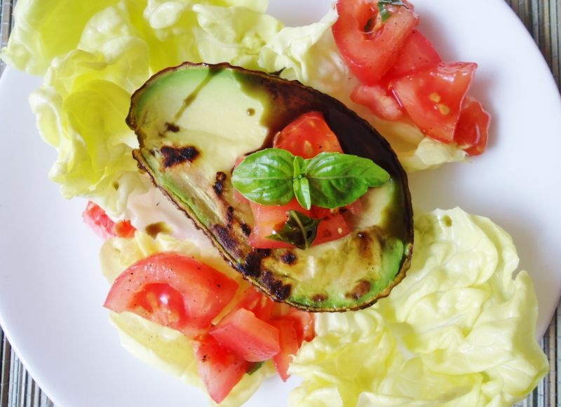 Grillowane awokado z pomidorową salsą 