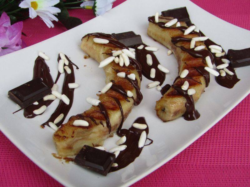 Grillowane banany w sosie czekoladowym z ryżem Grillowane banany w sosie czekoladowym z ryżem