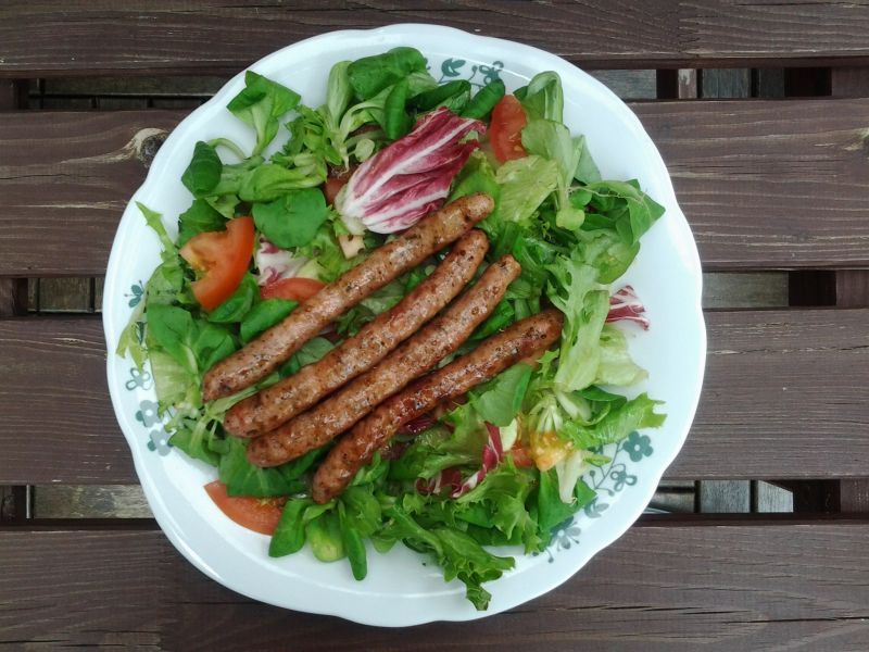 Grillowane białe cienkie kiełbaski na ostro  Grillowane białe cienkie kiełbaski na ostro