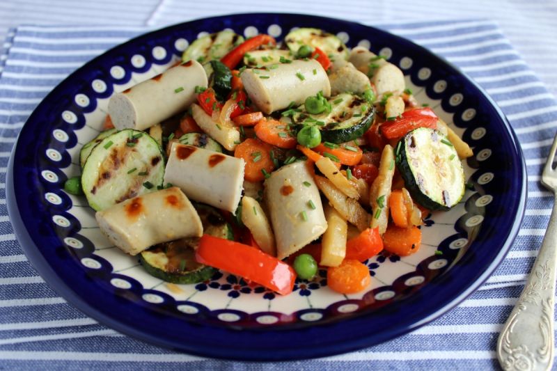 Grillowane białe kiełbaski z młodymi warzywami