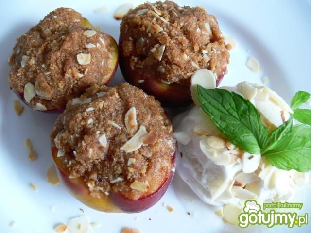 Grillowane brzoskwinie w maślanej czapce