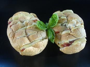 Grillowane bułki z cheddarem i serrano Grillowane bułki z cheddarem i serrano
