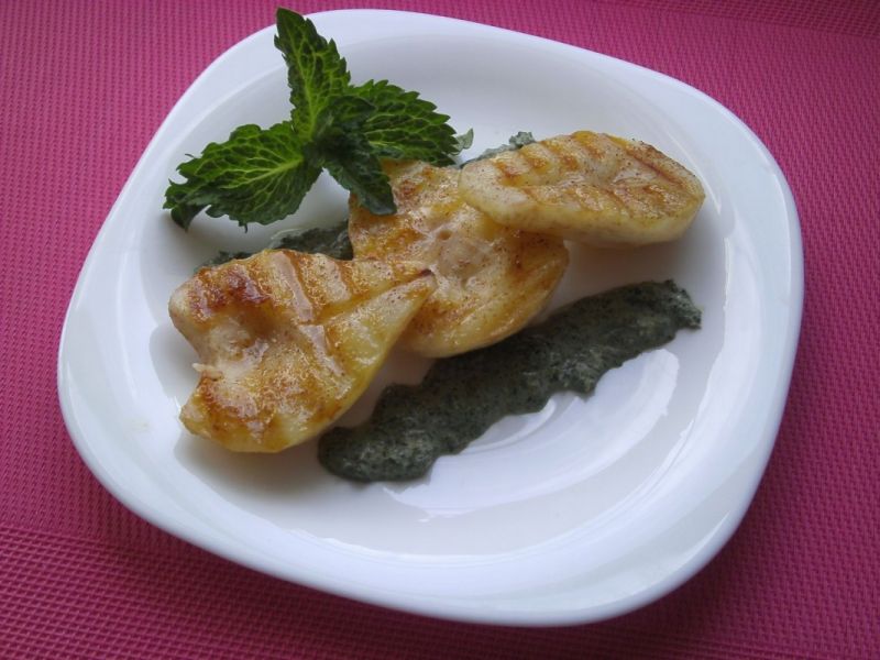 Grillowane gruszki z sosem miętowym