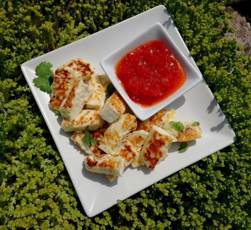 Grillowane halloumi z dżemem z chilli 