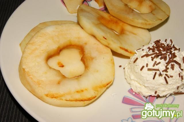 Grillowane jabłka z bitą śmietaną