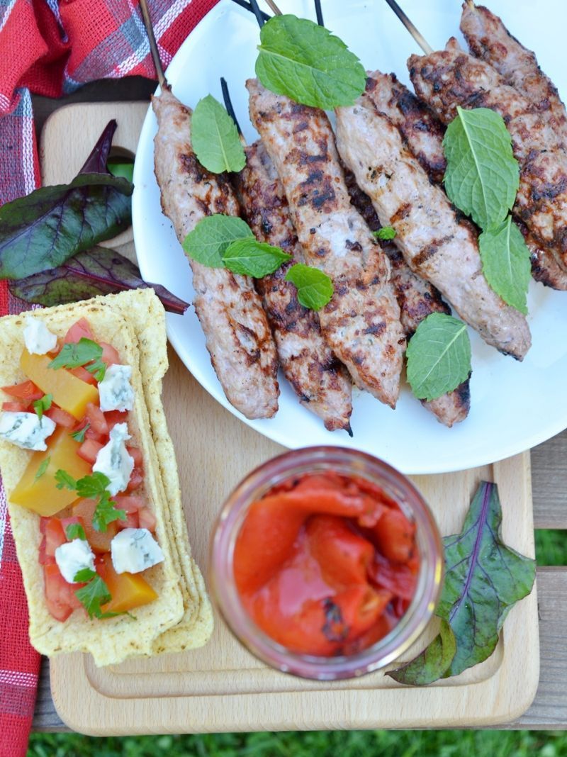 Grillowane kofty z sałatką z marynowaną dynią  Grillowane kofty z sałatką z marynowaną dynią