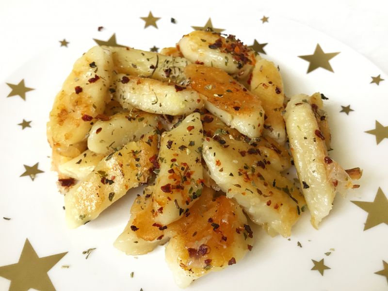 Grillowane kopytka z ziołami i cebulką