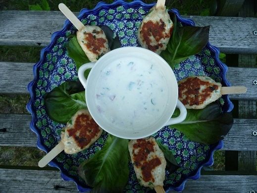 Grillowane lizaki z indyka z sosem jogurtowym