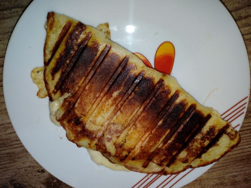 Grillowane naleśniki z parówką i serem Grillowane naleśniki z parówką i serem