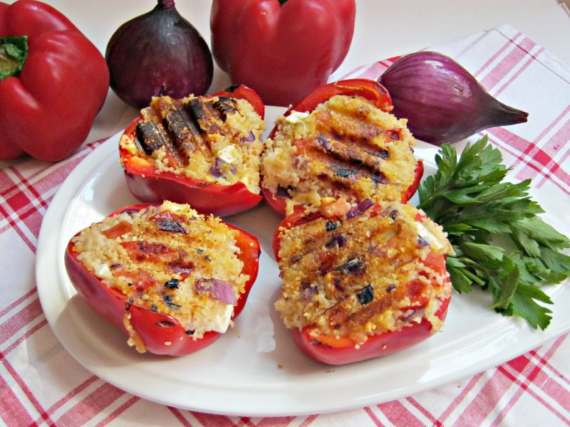 Grillowane papryki z kuskusem i serami Grillowane papryki z kuskusem i serami